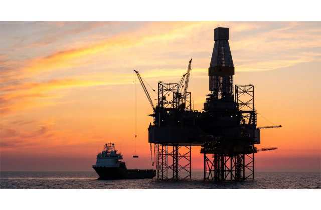 تصعيد البحر الأحمر يقفز بالنفط 4% وبرنت فوق 80 دولار للبرميل