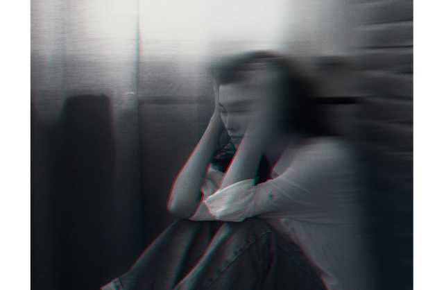 هل الشعور الدائم بالحزن والكآبة مرض يحتاج العلاج؟
