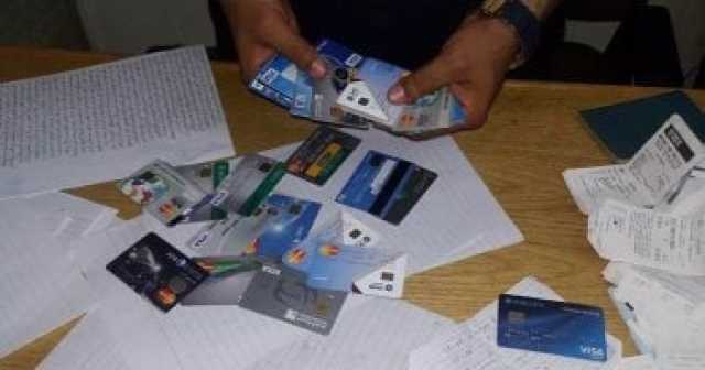 من فيلم كدا رضا.. موظفان يستغلان الشبه بينهما للتحايل على أحد البنوك