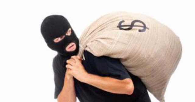 لصوص لكن أغبياء.. ترك حافظته وسط المسروقات فى المتجر فاكتشف الأمن هويته