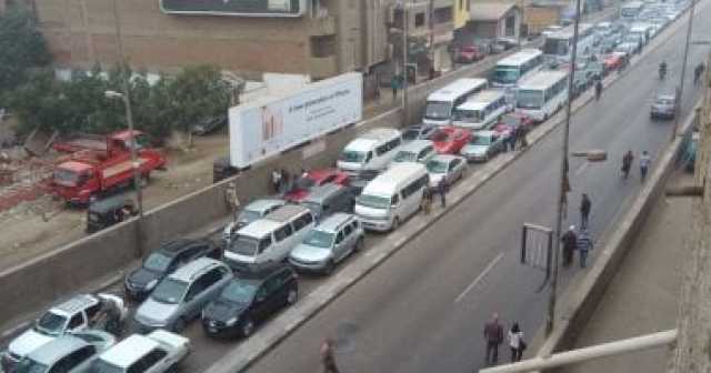 ضبط سائق يسير برعونة على طريق المحور بمحيط 6 أكتوبر في الجيزة