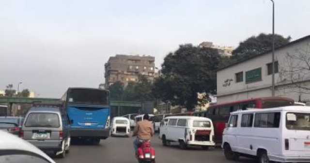 النشرة المرورية.. كثافات متحركة للسيارات بمحاور القاهرة والجيزة