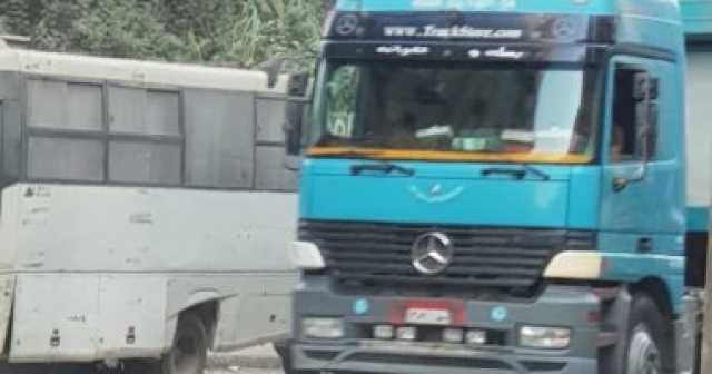 القواعد المحددة قانونياً لسير سيارات النقل الثقيل على الطرق السريعة.. تفاصيل