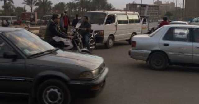 ضبط سيارتين لسيرهما عكس الاتجاه فى فيصل