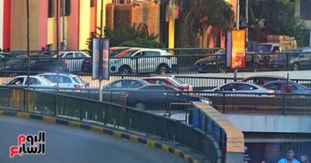 اصطدام سيارة بالحاجز الحديدى لكوبرى أكتوبر.. ونجاة قائدها