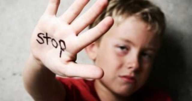 بعد فيديو اعتداء سيدة على ابنها ببنى سويف.. هل يضع قانون الطفل الأم فى ورطة