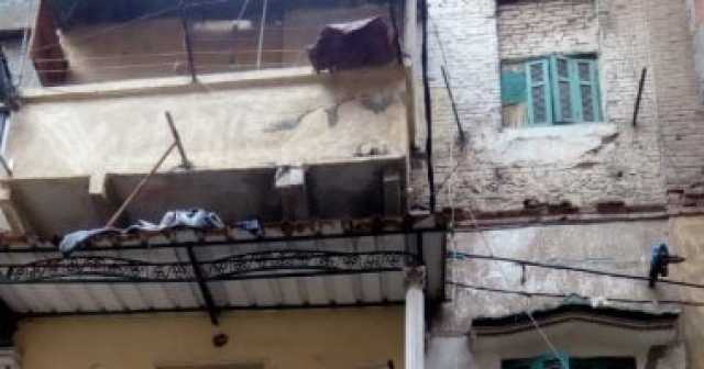 إخلاء منزل من السكان بعد تصدعه بطما سوهاج