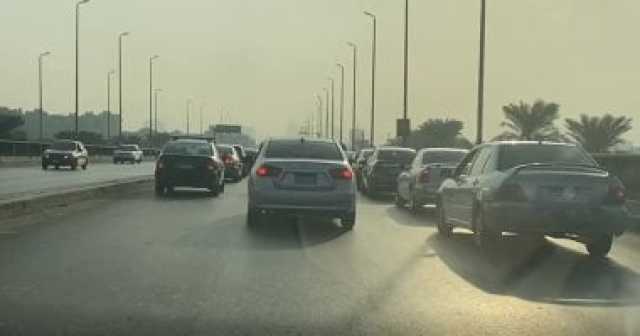 زحام مرورى بسبب انقلاب سيارة نقل ثقيل على طريق الواحات الصحراوى