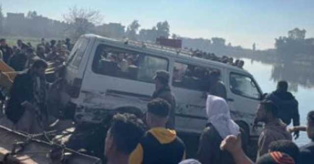 مصرع شخص وإصابة 15 آخرين فى انقلاب ميكروباص بطريق أسيوط الغربى