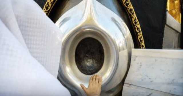 الحجر الأسود.. جوهرة مقدسة تربط المسلمين بأطهر بقاع الأرض