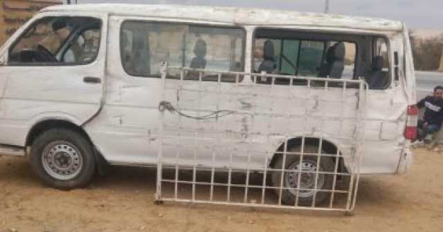 إصابة 6 أشخاص إثر انقلاب ميكروباص بالطريق الإقليمى