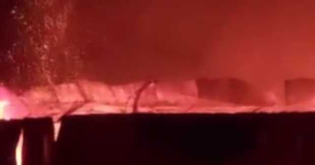 حريق هائل يلتهم معرض ملابس بكفر الشيخ.. صور