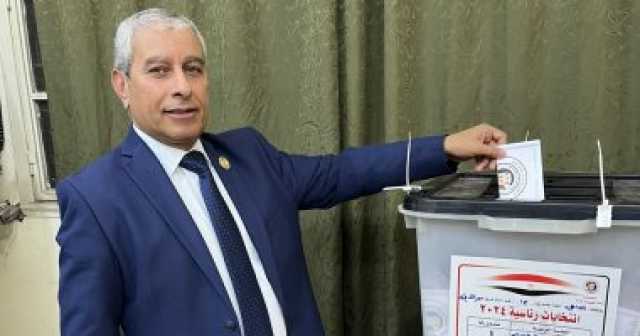 رئيس مصلحة الشهر العقارى يدلى بصوته فى الانتخابات الرئاسية بمصر القديمة.. صور
