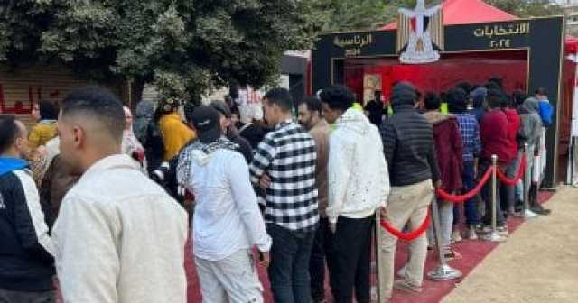 طوابير للشباب فى المقطم للتصويت بالانتخابات بعد انتهاء فترة الراحة..صور