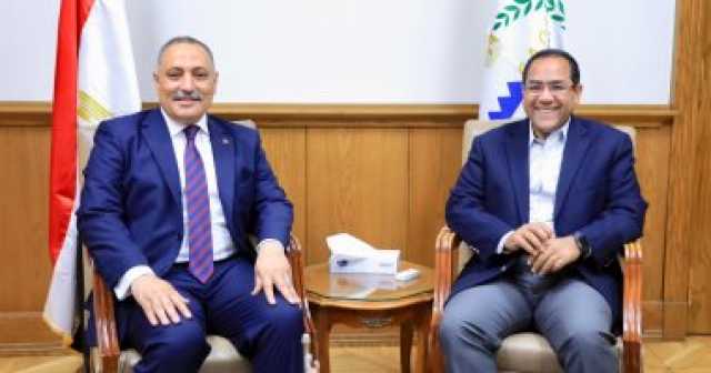 مدير مركز استخدامات أراضي الدولة يتفقد اختبارات المتقدمين للعمل بالمركز.. صور
