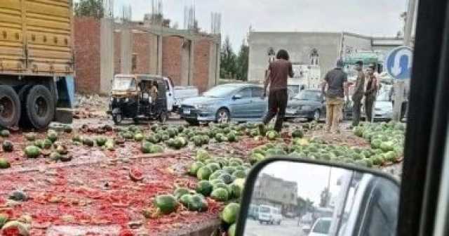 إعادة فتح طريق رافد جمصة بالدقهلية بعد غلقه بسب انقلاب سيارة محمله بالبطيخ
