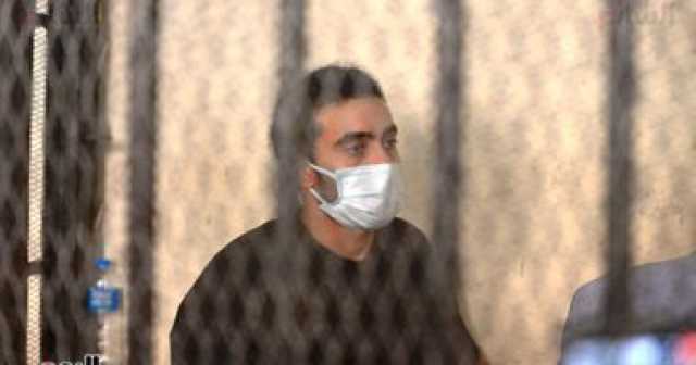 أحمد ياسر المحمدي يمسك مصحفا ويتلو القرآن قبل بدء محاكمته.. فيديو