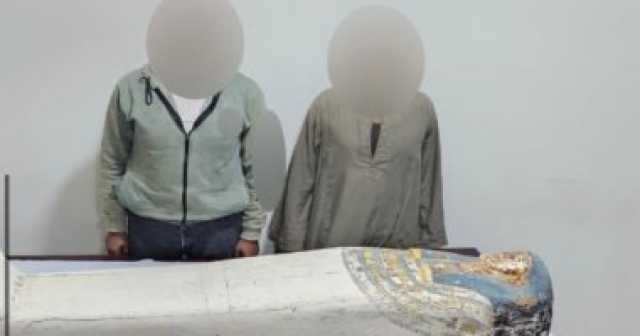 الداخلية تضبط تابوتا أثريا بداخله مومياء و26 تمثالا بحوزة شخصين فى بنى سويف