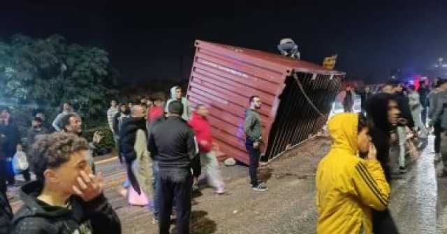 مصرع شخص انقلبت عليه سيارة نقل كونتينر على طريق أجا ميت غمر بالدقهلية