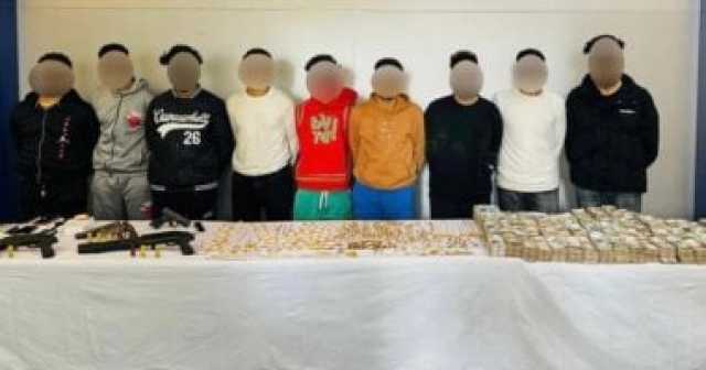 خططوا للجريمة ببراعة.. لصوص يسطون على سيارة محملة بالذهب والأموال