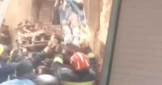 الحماية المدنية تنقذ مواطنا سقط عليه عقار قديم فى حى الجمرك بالإسكندرية