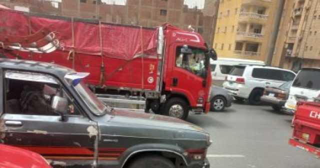 زحام مرورى إثر اصطدام سيارة بشخص أعلى الدائرى.. صور