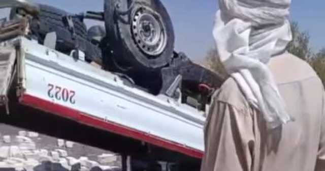 انقلاب سيارة نقل محملة بالطوب الأبيض بلوك دون حدوث إصابات فى الفيوم
