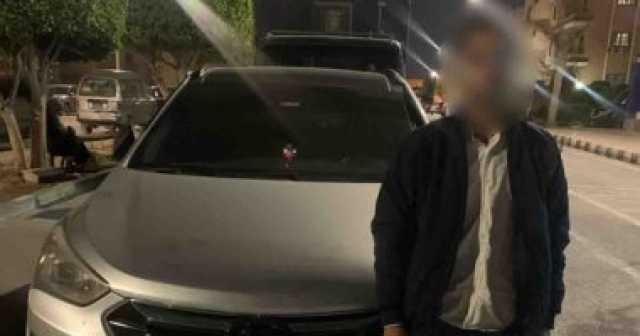 ضبط طالب يعبر الرصيف للطريق البطيء بسيارة ويصور نفسه..فيديو