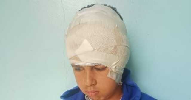 طالب إعدادى يكشف تفاصيل اعتداء زميليه عليه بكتر فى أوسيم.. صور