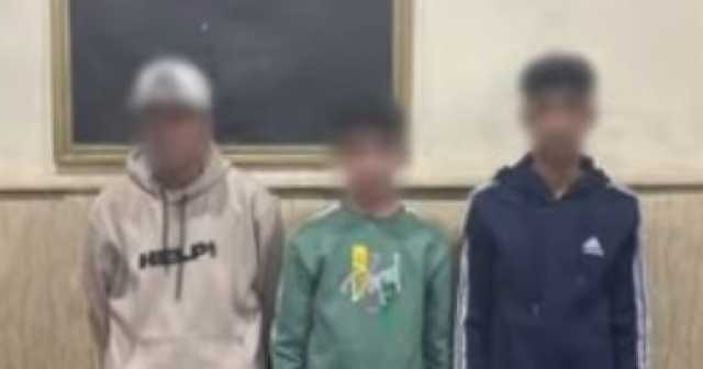 ضبط 3 طلاب يحملون سلاحا أثناء استقلالهم دراجة نارية..فيديو