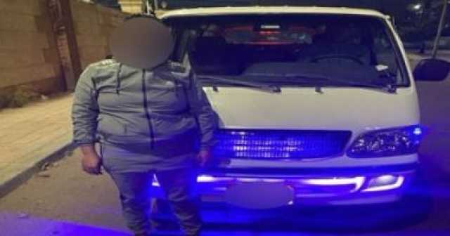 الداخلية تضبط سائقا بسبب فتح باب السيارة أثناء القيادة..فيديو