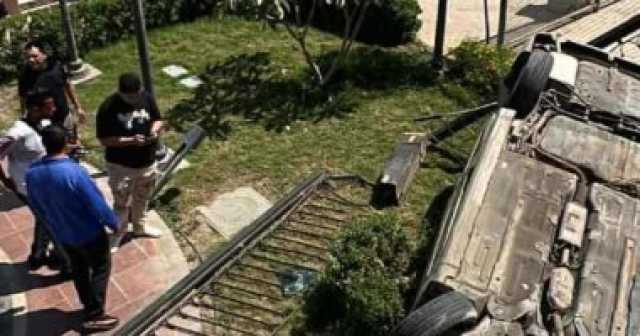 انقلاب سيارة ملاكى بالممشى السياحى لكورنيش بنى سويف وإصابة سيدة