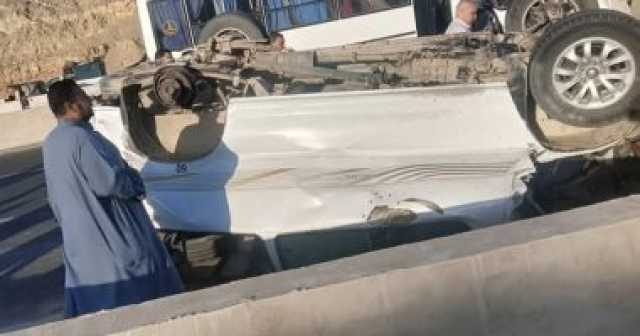 مصرع فتاتين من المصابين فى انقلاب سيارة ميكروباص بالطريق الصحراوي الشرقى