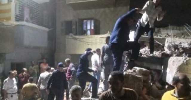 انهيار منزل بأسيوط وإنقاذ 5 أشخاص وجار البحث عن سيدة.. صور