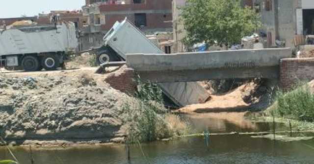 انهيار جزء من كوبرى بصحراوى البحيرة إثر مرور سيارة نقل دون إصابات.. صور