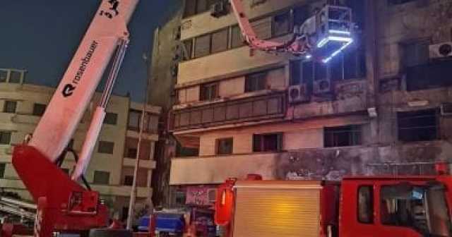 المعمل الجنائي ينتقل لموقع حريق مطعم امتد لواجهة عقار فى مصر الجديدة..صور