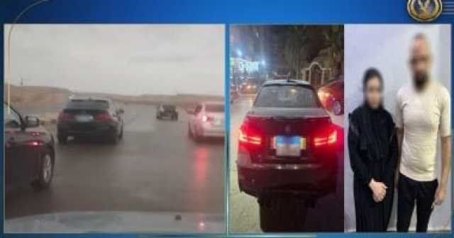 القبض على شخص وطليقته تشاجرا داخل سيارة.. فيديو
