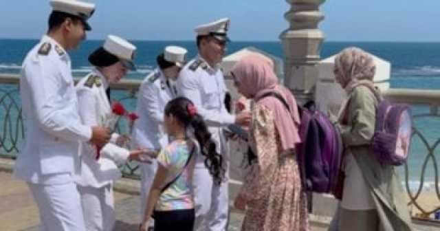 وزارة الداخلية توزع هدايا على المواطنين ابتهاجا بالعيد.. صور