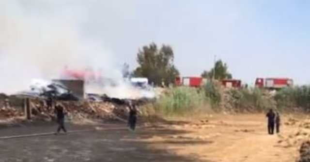 جهود مكثفة للسيطرة على حريق هائل فى مفرش كتان بالغربية.. فيديو