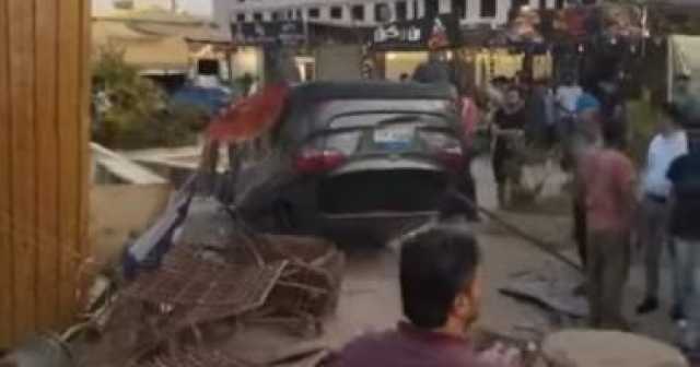 سيارة ملاكي تقتحم كافيه وتصيب 4 أشخاص بمدينة 6 أكتوبر.. صور