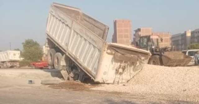 إعادة الحركة المرورية على طريق القاهرة الإسكندرية الزراعي بطوخ بعد رفع حمولة سيارة تريلا