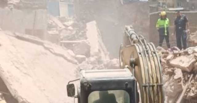البحث عن 4 مفقودين تحت المنزل المنهار فى السيدة زينب.. صور