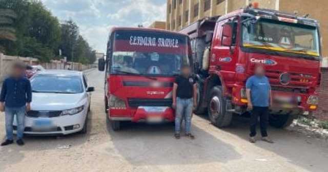 ضبط قائدى 3 سيارات لسيرهم عكس الاتجاه بطريق المنصورة.. فيديو