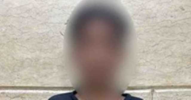 طفل مهتز نفسي يلهو بمنتصف أحد محاور المقطم معرضًا حياته للخطر