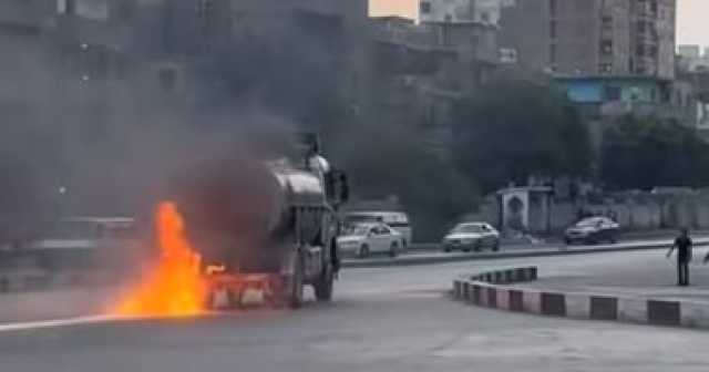 سائق يقود سيارة نقل مشتعلة ويبعدها عن منطقة سكنية بمصر القديمة.. صور