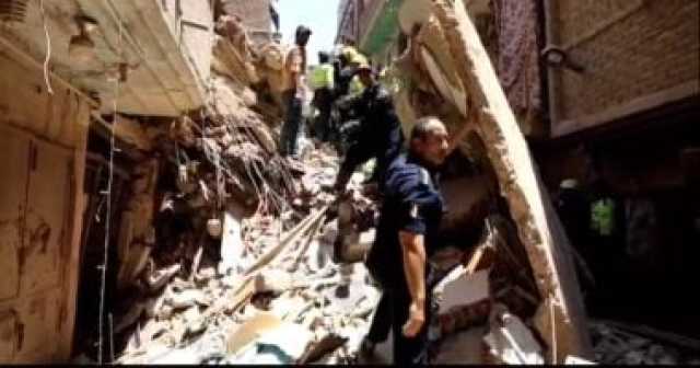 مدير أمن القاهرة يتفقد موقع انهيار منزلين بحدائق القبة
