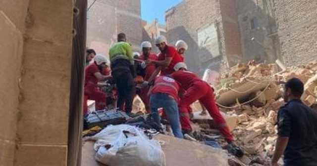 استمرار عمليات البحث عن مفقودين أسفل عقار حدائق القبة المنهار.. صور