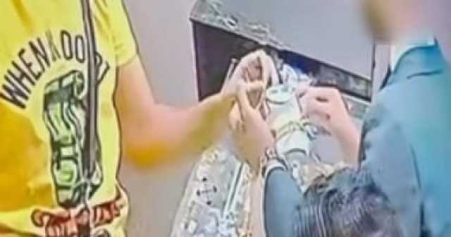 لحظة سرقة محل مشغولات ذهبية شهير.. ومكافأة لمن يتعرف على السارق