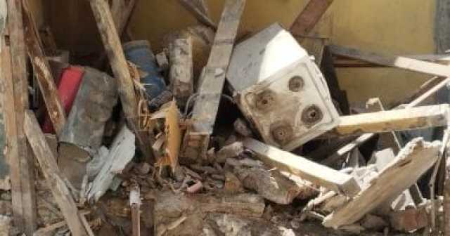 إصابة شخص إثر انهيار جزئى بعقار فى حى الجمرك بالإسكندرية.. فيديو وصور