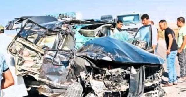 مصرع 3 أشخاص وإصابة 3 آخرين إثر تصادم سيارتين على طريق السلوم.. صور